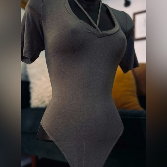 Fashion Nova short sleeved wide V neck bodysuit, size Medium - Picture 4 of 6